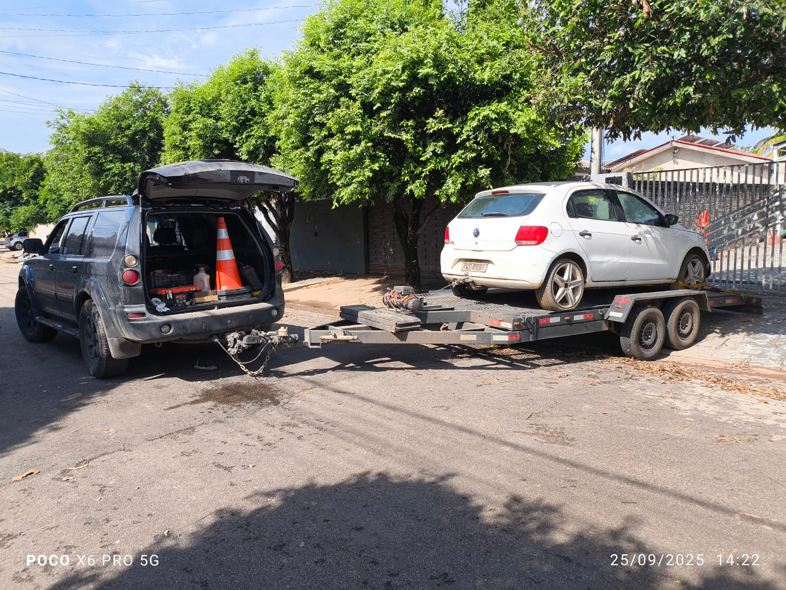 Guincho removendo carro hatch em área urbana de Sinop
